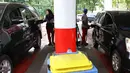 Petugas mengisi bahan bakar minyak (BBM) ke kendaraan di SPBU Abdul Muis, Jakarta, Jumat (2/2). Namun demikian. kenaikan inflasi masih terhitung kecil jika minyak dunia tidak mengalami lonjakan harga. (Liputan6.com/Angga Yuniar)