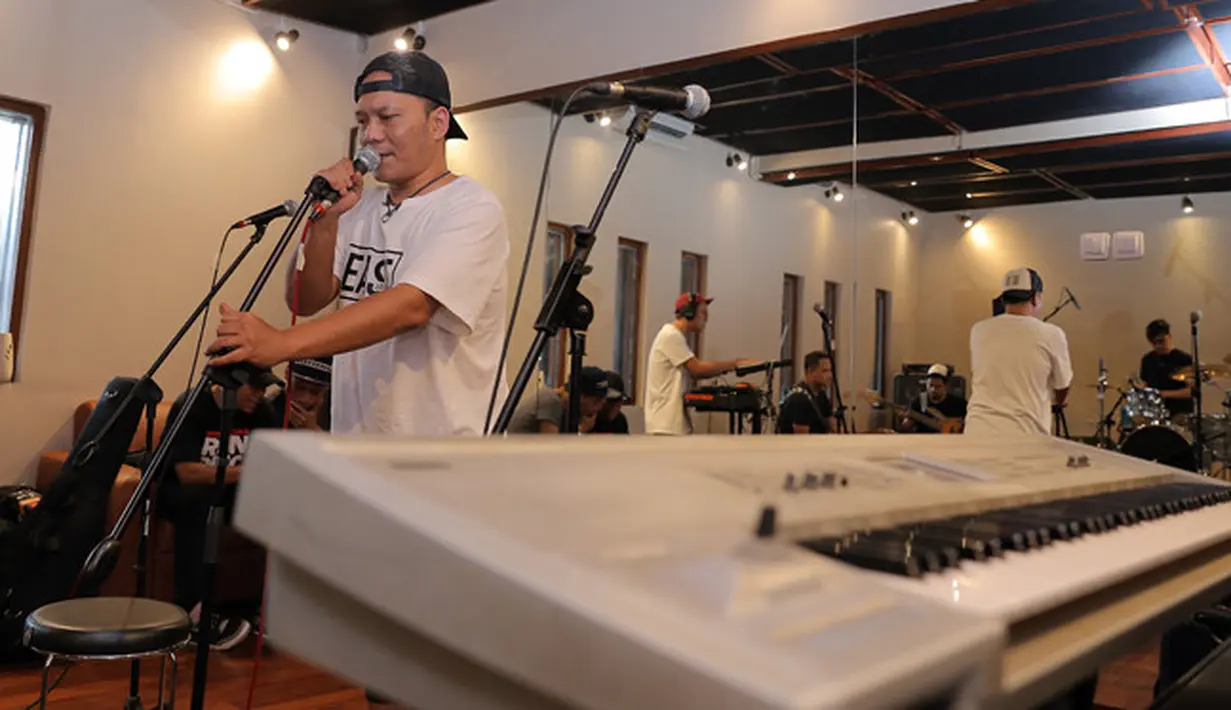Sejak lama rapper yang juga pemeran itu menyukai musik hip hop. Bahkan, pemeran dalam film Coboy Junior The Movie itu mengaku hingga sekarang tak luntur kecintaannya pada hip-hop. (Deki Prayoga/Bintang.com)