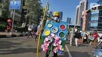 Seorang aktivis melakukan Aksi pawai bebas plastik saat Hari Bebas Kendaraan (Car Free Day) di Jakarta, Minggu (24/7/2022). Aksi tersebut mengajak masyarakat untuk peduli lingkungan dari sampah plastik kemasan atau sekali pakai yang saat ini banyak mencemari laut di Indonesia. (Liputan6.com/Angga Yuniar)