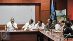 Cagub dan Cawagub DKI Anies-Sandiaga berdiskusi dengan PWI di Gedung Dewan Pers, Jakarta, Jumat (24/3). Anies menyampaikan harapannya agar PWI ikut mengawal proses Pilkada putaran kedua pada 19 April mendatang. (Liputan6.com/Yoppy Renato)