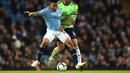 Penyerang Man City, Gabriel Jesus berkasi melewati pemain Cardiff City pada laga lanjutan Premier League yang berlangsung di Stadion Etihad, Manchester, Kamis (4/4). Manchester City menang 2-0 atas Cardiff City. (AFP/Oli Scarff)