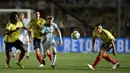 Striker Argentina, Lionel Messi, berusaha melewati hadangan pemain Kolombia pada laga kualifikasi Piala Dunia 2018 zona CONMEBOL di Estadio San Juan del Bicentenario, Selasa (15/11/2016). (AFP/Juan Mabromata)