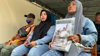Keluarga korban tragedi Kanjuruhan mendatangi sidang perdana di PN Surabaya (Dian Kurniawan/Liputan6.com)