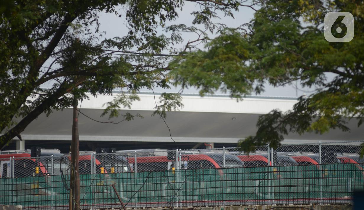 Sejumlah kereta terparkir di depo LRT di Jatimulya, Bekasi Jawa Barat, Sabtu (11/6/2022). Menhub Budi Karya Sumadi menuturkan Pembangunan LRT Jabodebek dengan panjang lintasan 44,43 km dan 18 titik stasiun pemberhentian merupakan bagian dari upaya pemerintah menyelesaikan masalah transportasi perkotaan. (merdeka.com/Imam Buhori)