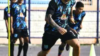 5 Potret Ivan Carlos Saat Latihan Bersama Tim, Striker Persela Lamongan (sumber: Instagram/perselafc)