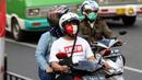 Pengendara melintasi area Lawang Salapan atau Tepas Salapan Mlawang Dasakreta, Kota Bogor, Jawa Barat, Sabtu (29/8/2020). Wali Kota Bogor Bima Arya Sugiarto mengatakan akan menerapkan jam malam, menyusul ditetapkannya kota hujan ini sebagai zona merah COVID-19. (Liputan6.com/Helmi Fithriansyah)
