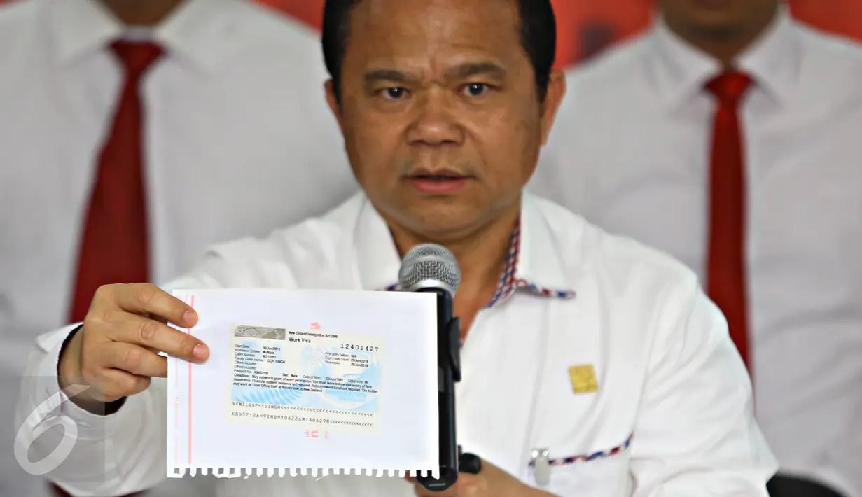 Direktur Jenderal Imigrasi Kementerian Hukum dan HAM Ronny F. Sompie menunjukan barang bukti dan tersangka saat rilis sindikat internasional pemalsuan dokumen keimigrasian di Kantor Imigrasi Jakarta Pusat, Rabu, (18/1). (Liputan6.com/Immanuel Antonius)