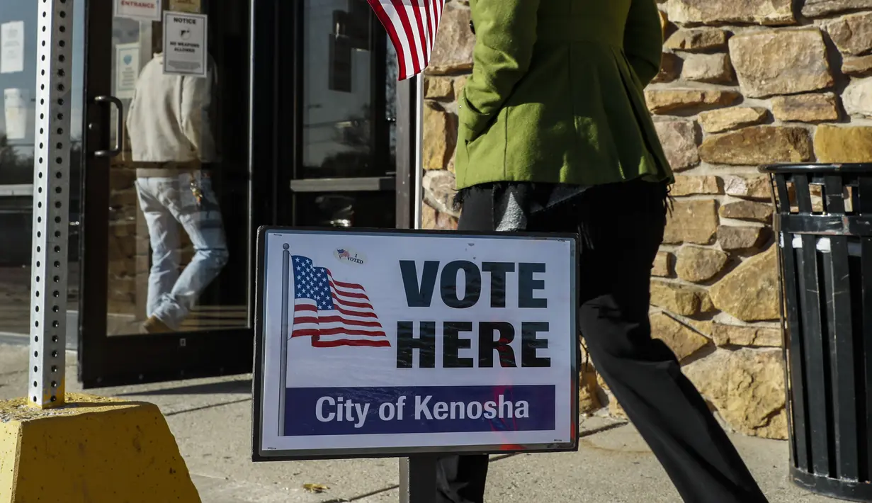 Para pemilih tiba di tempat pemungutan suara di Kenosha, Wisconsin, Amerika Serikat (AS), 3 November 2020. Pemungutan suara pada Hari Pemilihan berlangsung di seluruh AS di tengah pandemi COVID-19 yang berkecamuk dan perpecahan politik yang semakin dalam. (Xinhua/Joel Lerner)