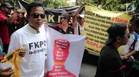 Puluhan pengemudi transportasi online menggelar aksi di depan kantor Kementerian Perhubungan, Jakarta, Rabu (25/10). Dalam aksinya mereka menolak revisi PM 26P / 2017 terkait aturan taksi online. (Liputan6.com/Faizal Fanani)