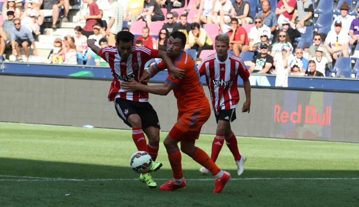 Bintang muda Southampton, Juanmi (kiri), mendapat pengawalan ketat dari gelandang Valencia, Javi Fuego. (Bola.com/Reza Khomaini)