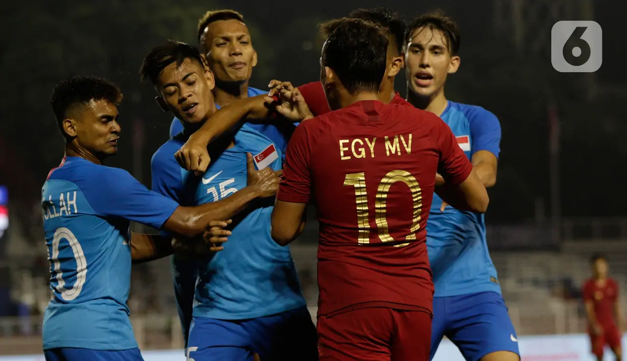 Gelandang Timnas Indonesia U-22, Egy Maulana, bersitegang dengan pemain Timnas Singapura U-22 dalam pertandingan Grup B SEA Games 2019 di Stadion Rizal Memorial, Manila, Kamis (28/11/2019). Indonesia menang dengan skor 2-0 atas Singapura. (Bola.com/M Iqbal Ichsan)
