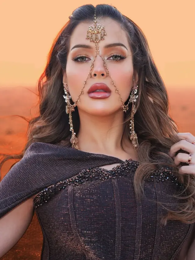 Pesona Tasya Farasya Bak Putri Dubai, Berpose di Padang Pasir Kenakan Gaun Elegan dan Face Chain