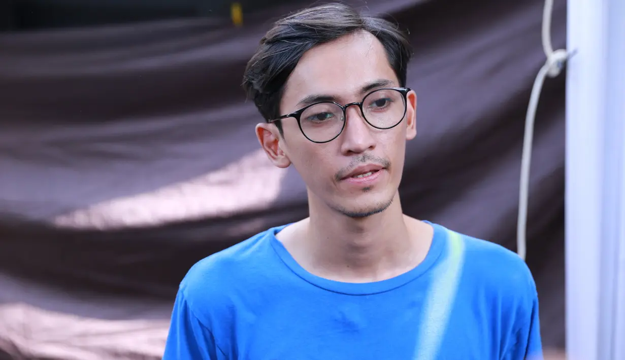 "Jam 7 pagi (meninggalnya), mendadak. Lagi duduk habis dari toilet nonton berita, tapi memang sudah pamit saja kali," ucap Rendy Surindrapati, anak ketiga Deddy Soetomo di rumah duka.  (Adrian Putra/Bintang.com)