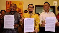 Ketua GMPG, Ahmad Doli Kurnia (tengah) bersama Generasi Muda Partai Golkar menunjukan pernyataan sikap di Jakarta, Rabu (19/7). GMPG mendesak Setya Novanto mengundurkan diri dari Ketum Partai Golkar dan Ketua DPR RI. (Liputan6.com/Johan Tallo)