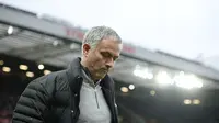 Manajer Manchester United Jose Mourinho saat mendampingi timnya melawan Burnley di Old Trafford, Manchester, 29 Oktober 2016. (AFP/Oli Scarff)