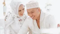 "Honey, my darling, my Sweetheart, Dengan hati yang tulus saya terima mas kawin ini. InsyaAllah akan saya jaga, saya pelihara dengan sebaik-baiknya," ucap Angel Lelga. (Instagram/antijittersphoto)