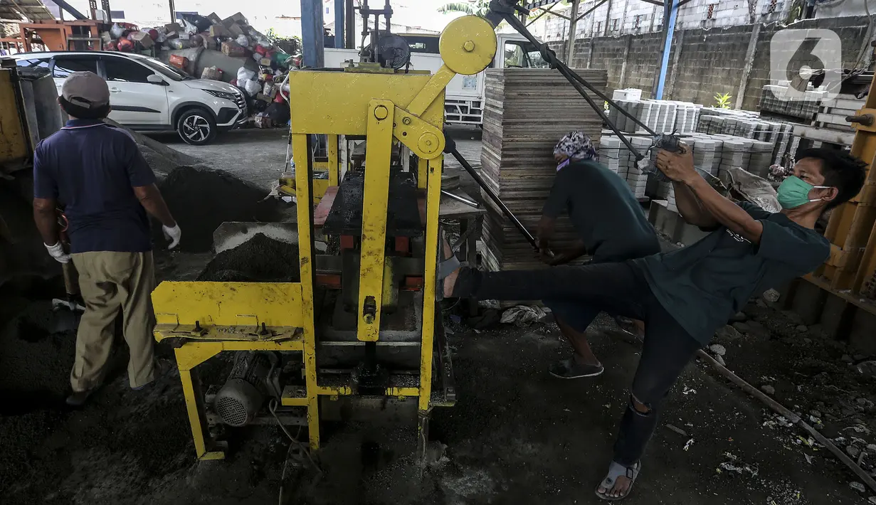 Pekerja menyelesaikan pembuatan paving block berbahan sampah plastik di Rebricks, Pondok Pinang, Jakarta, Kamis (29/10/2020). Rebricks menyasar sampah plastik sebagai salah satu material utama pembuatan paving block dengan harga jual Rp 95.000 per meter persegi. (Liputan6.com/Johan Tallo)