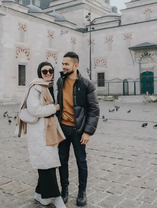 Shireen Sungkar memilih Turki untuk liburan akhir tahun. Bersama suaminya, Tengku Wisnu, Shireen mengenakan coat padding putih serasi dengan sling bag dan sneakersnya. Dipadukan kerudung hitam yang senada dengan warna celananya. [@shireensungkar]