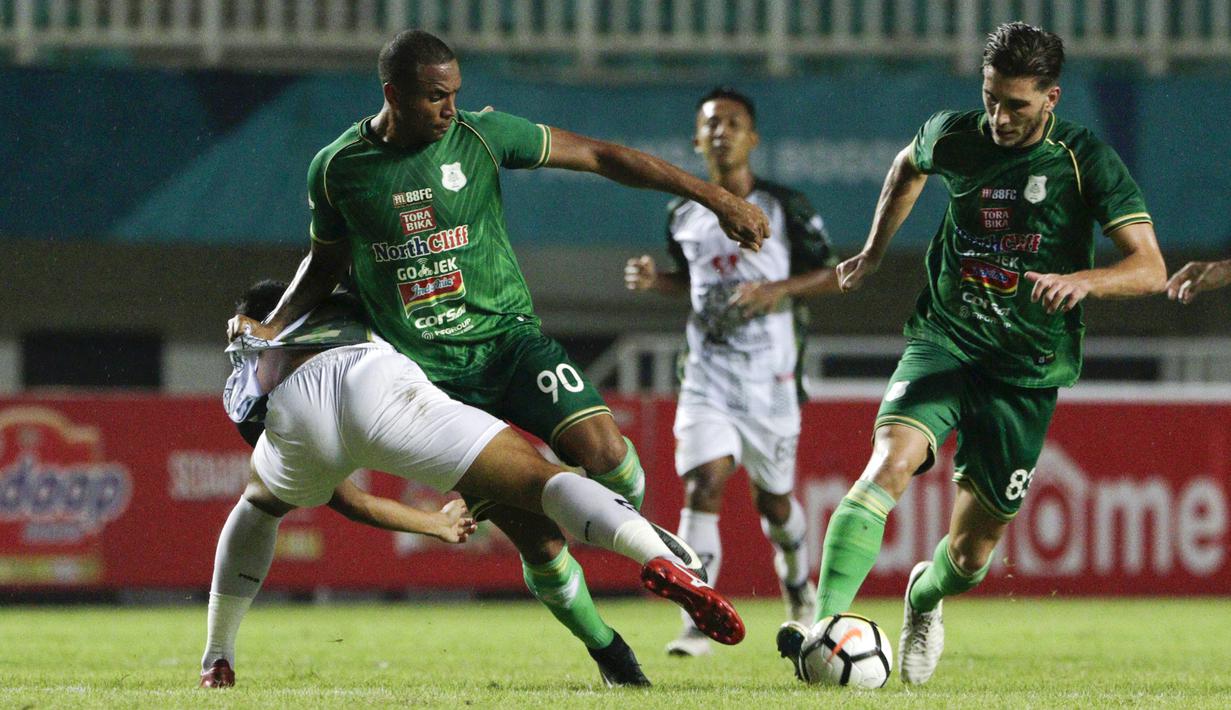 Bek PSMS Medan, Alexandros Tanidis, berusaha mengamankan bola saat melawan PS Tira pada laga Liga 1 di Stadion Pakansari, Jawa Barat, Rabu (5/12). PSMS kalah 2-4 dari PS Tira. (Bola.com/Yoppy Renato)