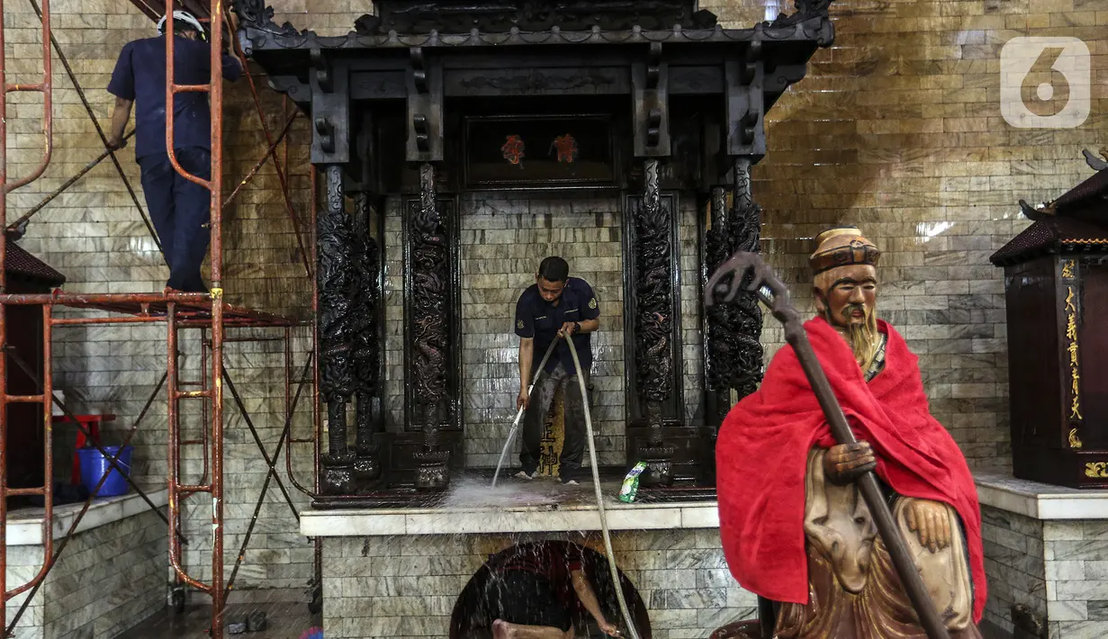 Warga membersihkan Vihara Amurva Bhumi, Jakarta, Selasa (25/1/2022). Kegiatan bersih-bersih tersebut dilakukan dalam rangka menyambut perayaan Imlek 2573 Kongzili pada 1 Februari 2022 mendatang. (Liputan6.com/Johan Tallo)