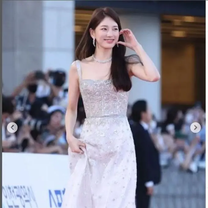 Tampilan Bintang Drama Korea di Karpet Merah Blue Dragon Series Awards 2023