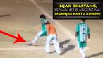 Video pemain sepak bola divisi 2 Liga Argentina menginjak binatang yang masuk ke lapangan buat wasit beri kartu kuning.