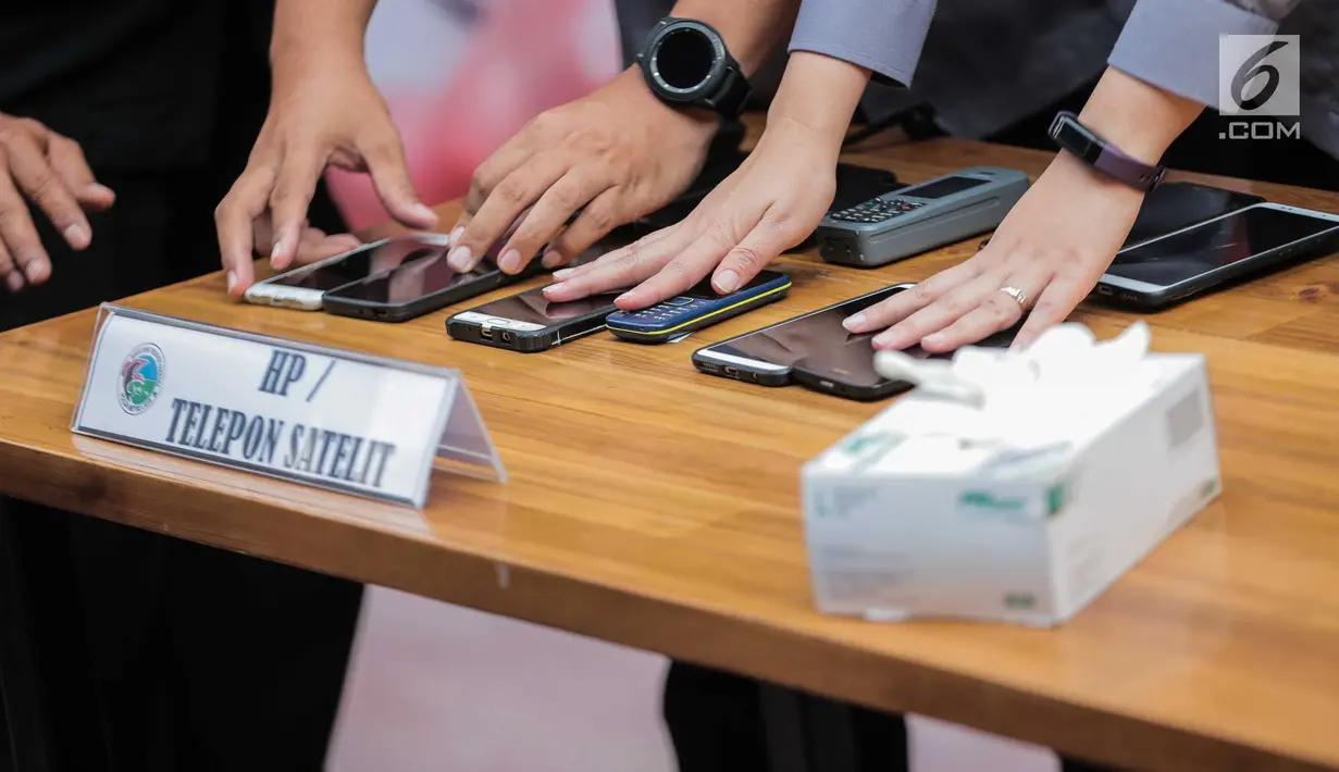 Barang bukti handphone dihadirkan saat rilis kasus narkoba jaringan Malaysia-Jakarta di Ditresnarkoba Polda Metro Jaya, Jakarta, Kamis (8/8/2019). Ditresnarkoba Polda Metro Jaya membekuk tujuh tersangka dalam kasus ini. (Liputan6.com/Faizal Fanani)