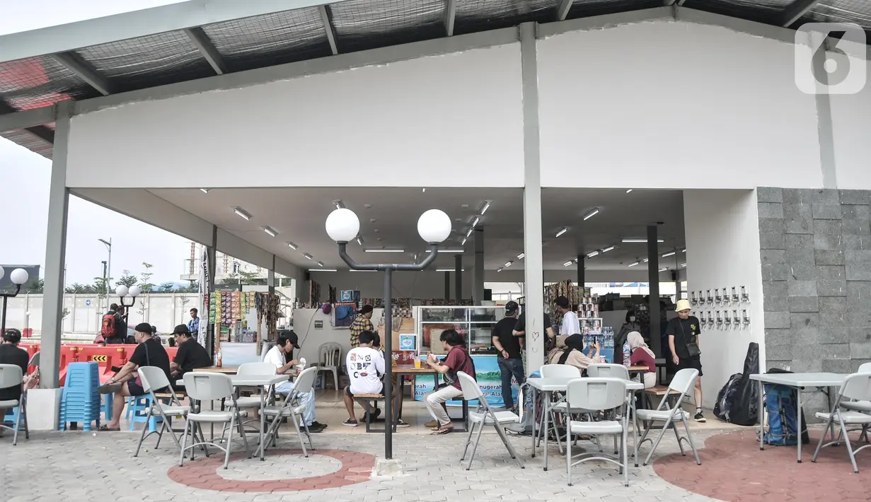 Pengunjung saat berada di lokasi warung makan yang baru di Pelabuhan Kali Adem, Muara Angke, Jakarta Utara, Senin (13/6/2022). Pengelola Pelabuhan Kali Adem merelokasi sebanyak 56 pedagang yang sebelumnya menempati dermaga ke lokasi baru. (merdeka.com/Iqbal S Nugroho)
