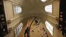 Peserta berlatih memanjat di lokasi Climbing District di Paris, Rabu, 11 Januari 2023. Tembok panjat buatan baru ini dibuka pada November 2022 di dalam bekas kapel abad ke-19, bernama le couvent des Oblats de Marie-Immaculee. (AP Photo/Christophe Ena)