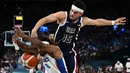 Pebasket Prancis, Andrew Albicy (kiri) berebut bola dengan pebasket Amerika Serikat, Devin Booker pada pertandingan final Olimpiade Paris 2024 yang berlangsung di Bercy Arena, Paris, Prancis, Minggu (11/08/2024) dini hari WIB. (AFP/Aris Messinis)