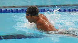 Aksi Guntur, Atlet renang Indonesia saat memecahkan rekor ASEAN Paragames 2017 dengan waktu 01;20.53 detik  di National Aquatic Centre, Bukit Jalil Sports City, Selasa (19/9/2017). (Bola.com/APGIndonesia)