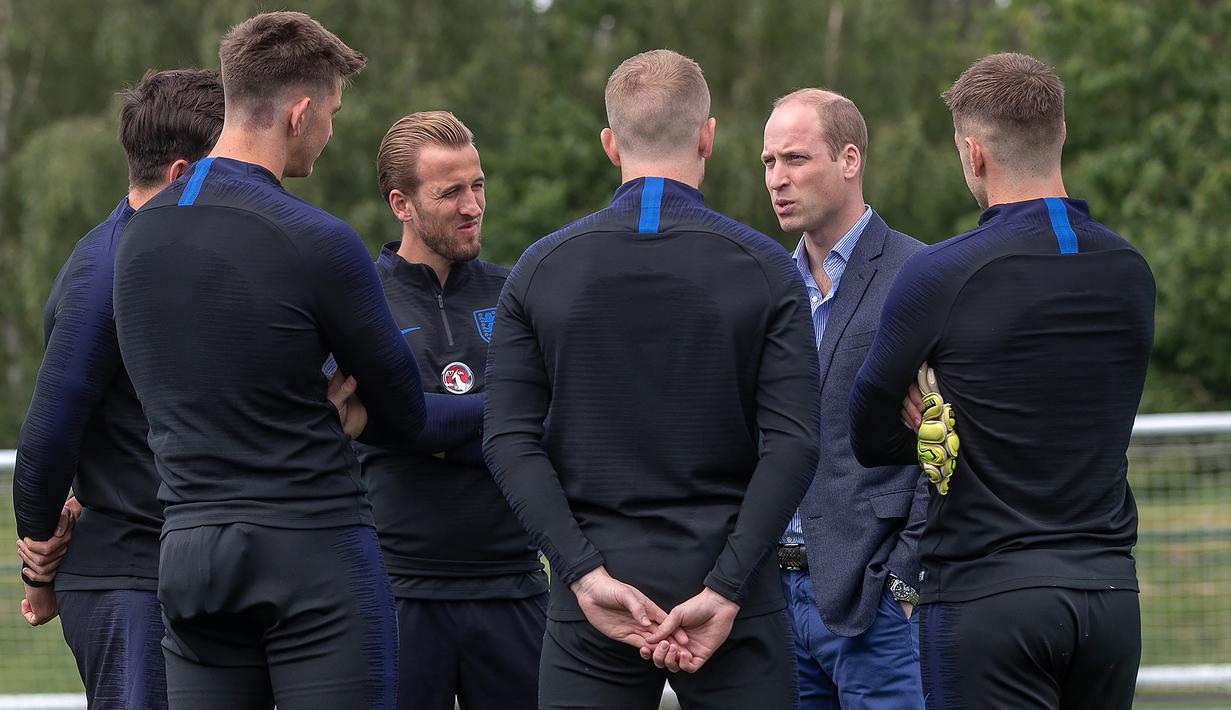 Pangerang William berdiskusi dengan kapten Harry Kane saat menunjungi latihan Timnas Inggris di West Riding County FA, Leeds, Kamis (7/6/2018). Kedatangan ini untuk memberikan support jelang Piala Dunia 2018 Rusia. (AFP/Charlotte Graham)