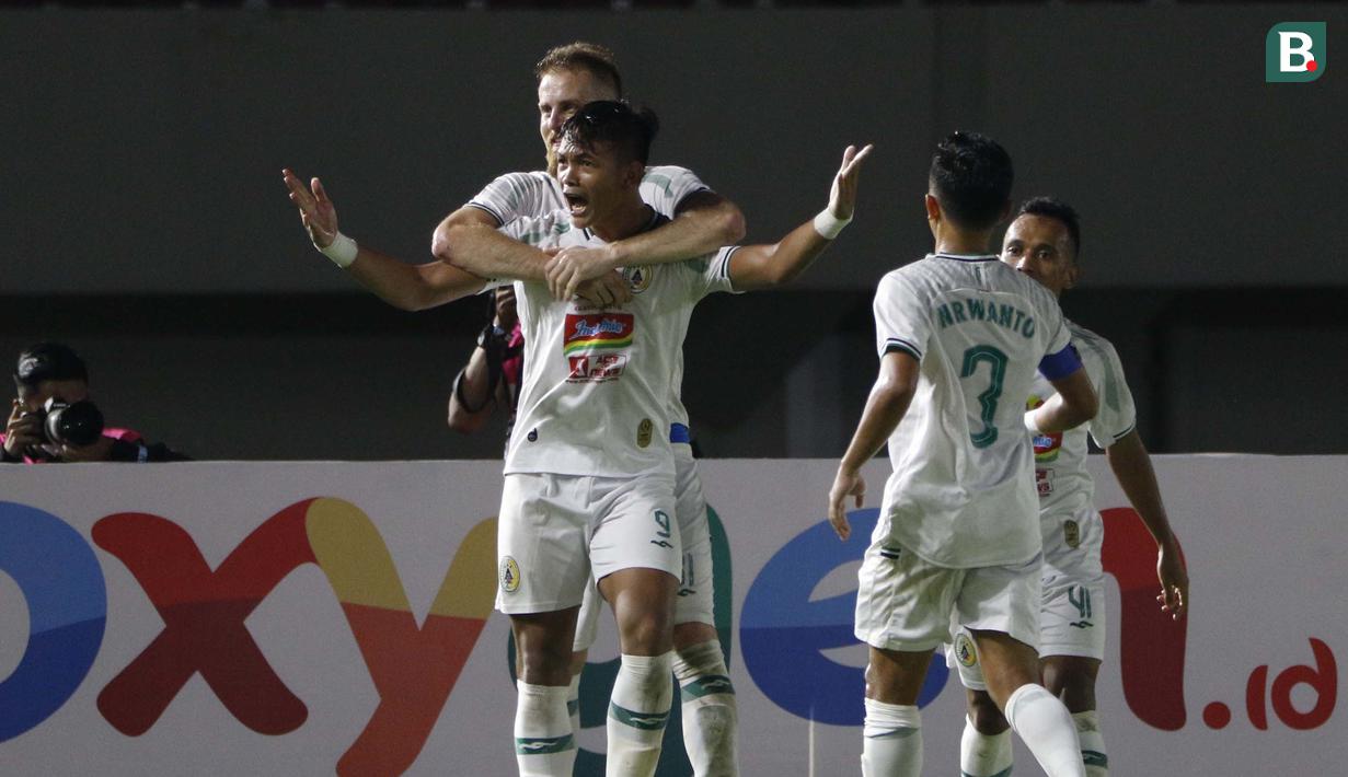 Pemain PS Sleman, Saddam Emiruddin Gaffar (kiri) mendapatkan selamat dari rekan satu tim usai menjebol gawang Persib Bandung dalam laga leg kedua semifinal Piala Menpora 2021 di Stadion Manahan, Solo, Senin (19/4/2021). PS Sleman bermain imbang 1-1 dengan Persib. (Bola.com/Ikhwan Yanuar)