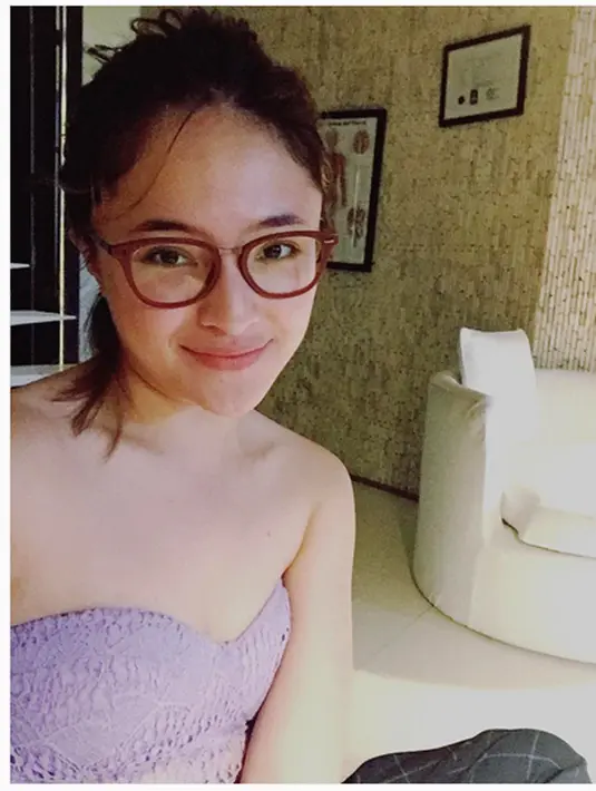 Meski tampil tanpa make-up, Marshanda terlihat cantik dan seksi dengan kemben yang dikenakannya. (Instagram/@marshanda99)