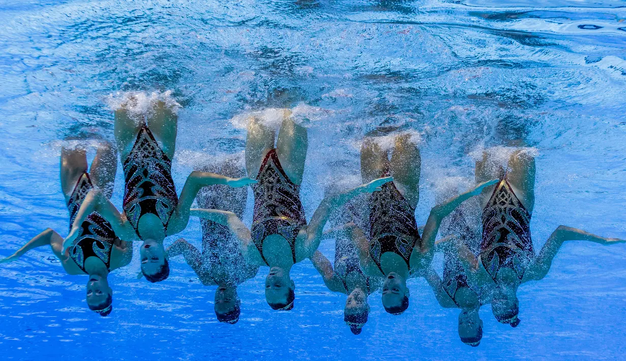 Tim renang Spanyol unjuk kebolehan di dalam air pada putaran penyisihan Gaya Bebas Putri kompetisi renang di Kejuaraan Dunia Federasi Renang Dunia FINA 2017 di Budapest, (20/07). (AFP Photo / François-Xavier Marit)