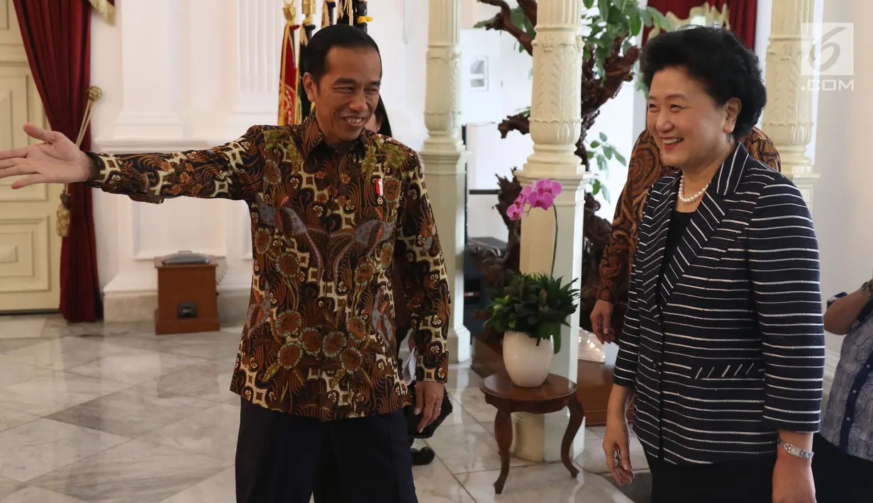 Presiden Jokowi mempersilahkan Wakil PM Tiongkok Liu Yandong menuju ruang pertemuan di Istana Merdeka, Jakarta, Rabu (29/11). Kunjungan membahas sejumlah agenda Pertemuan Tingkat Tinggi Hubungan Antarmasyarakat kedua negara. (Liputan6.com/Angga Yuniar)
