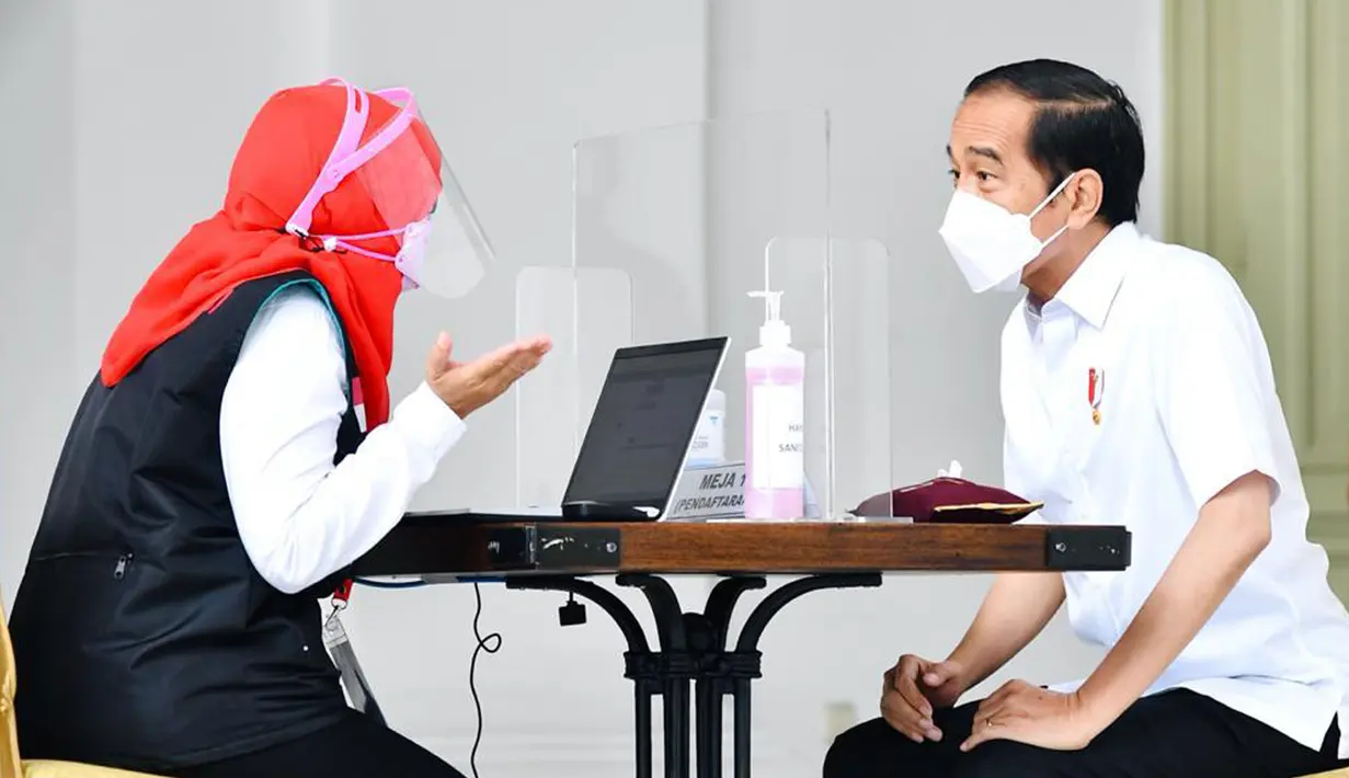 Presiden Joko Widodo atau Jokowi menjalani penapisan kesehatan saat mengikuti vaksinasi COVID-19 di Istana Merdeka, Jakarta, Rabu (13/1/2021). Jokowi menjawab sejumlah pertanyaan seputar riwayat kesehatan hingga dinyatakan sehat dan layak vaksinasi. (Biro Pers Sekretariat Presiden/Laily Rachev)