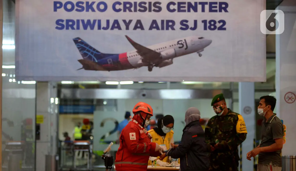 Petugas kesehatan memeriksa kondisi keluarga korban yang berada di Posko Crisis Center Sriwijaya Air SJ 182, Bandara Soekarno-Hatta, Tangerang, Banten, Sabtu (9/1/2021). Keluarga korban masih menunggu kabar terkait hilang kontaknya pesawat Sriwijaya Air SJ 182. (merdeka.com/Imam Buhori)
