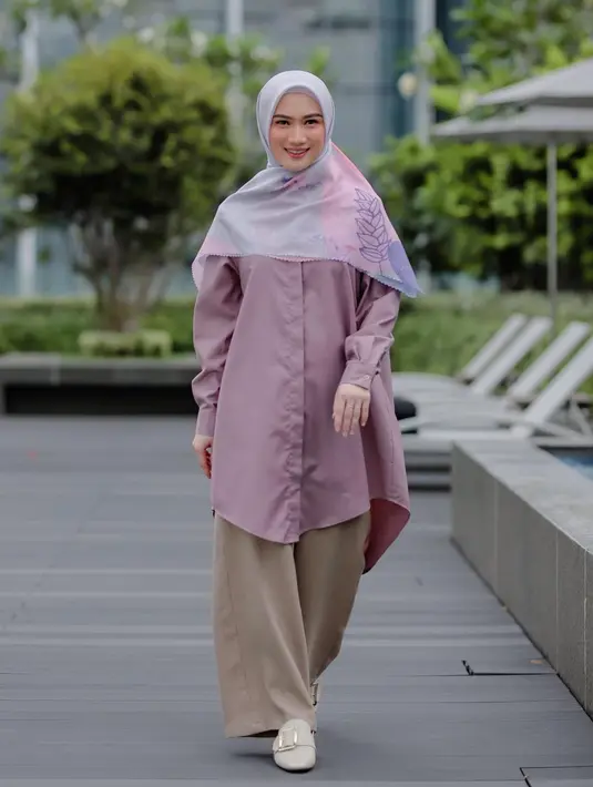 Di saat kamu bingung memakai gamis, maka gaya Melody satu ini bisa jadi inspirasi. Padukan gamis dengan celana bersiluet longgar, untuk kesan nyaman dan stylish yang menjanjikan. (foto: Instagram/ Melody Laksani)