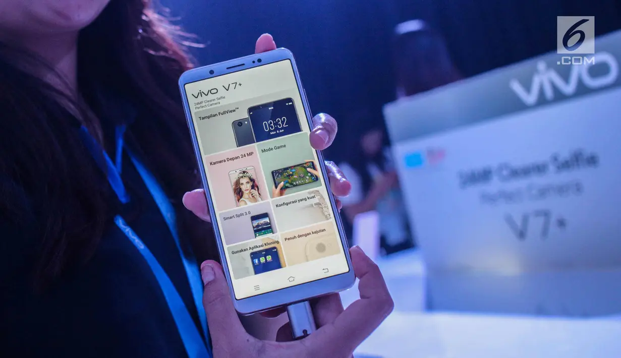 SPG menunjukkan fitur selfie Smartphone Vivo V7 Plus saat grand launching VIVO V7 Plus, Jakarta, Kamis (28/9). smartphone tersebut dijual dengan harga Rp. 4.699.000. (Liputan6.com/Faizal Fanani)
