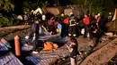 Petugas penyelamat menyelamatkan korban tergelincirnya kereta Puyuma Express di Yilan, Taiwan, Minggu (21/10). Sejauh ini belum diketahui pasti apa yang menyebabkan kereta itu tergelincir. (AP Photo)