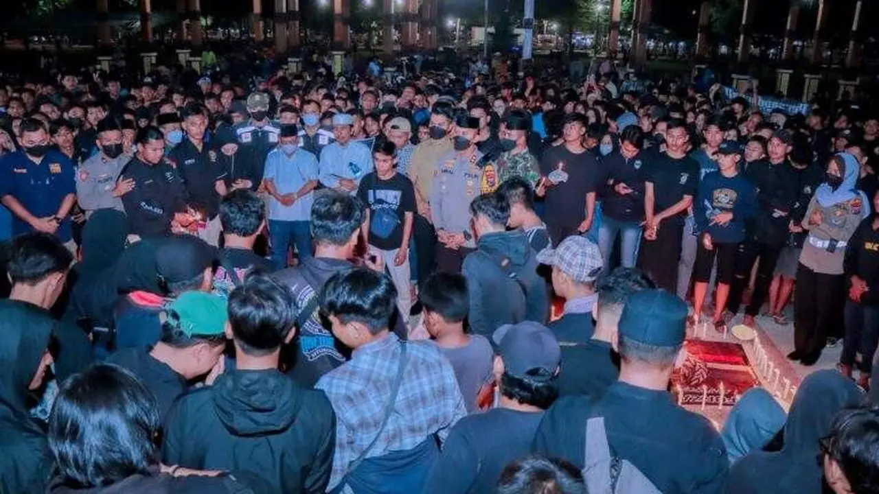 Komunitas pecinta bola Situbondo  salat gaib dan doa bersama untuk korban tragedi Kanjuruhan Malang. (Istimewa)