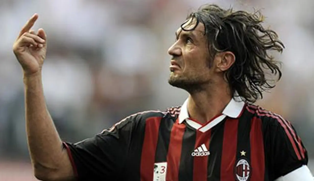 AC Milan&#039;s captain Paolo Maldini acknwoledges the supporters at the end of his team&#039;s Serie A match against AS Roma in Milan&#039;s San Siro Stadium on May 24, 2009. AFP PHOTO/FILIPPO MONTEFORTE