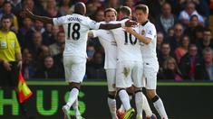 Manchester United berhasil memetik tiga poin saat melawat ke markas Crystal Palace di laga pekan ke-36 Liga Premier Inggris. Bermain di Selhrust Park, Sabtu (9/5/2015) malam WIB, MU menang 2-1