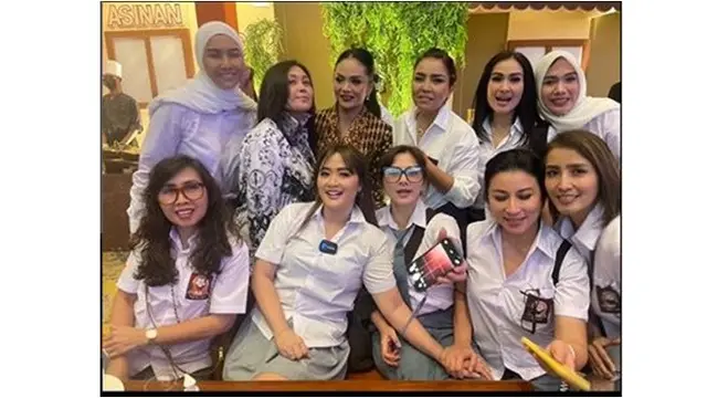 6 Potret Geng Sosialita 'Kepompong' di Ulang Tahun Ussy Sulistiawaty, Curi Perhatian