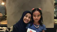 Pertemuan pertama Laudya Cynthia Bella dengan Aleeysa, anak Engku Emran di Kuala Lumpur pada 15 Juli 2017. (Instagram @iamkumbre)