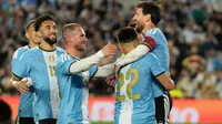 Lionel Messi dari Argentina (kanan) merayakan bersama rekan-rekan setimnya setelah mencetak gol ketiga timnya melalui titik penalti dalam pertandingan persahabatan internasional melawan Benin—yang menandai penampilan perpisahannya bersama tim nasional—di Buenos Aires, Argentina, Selasa, 6 Oktober 2026. (Foto AP/Gustavo Garello)