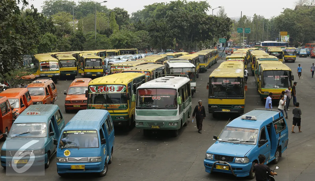 Sejumlah angkutan umum saat menunggu penumpang di Kampung Rambutan Jakarta, Kamis (5/11/2015). DKI Jakarta akan segera melakukan renovasi tiga terminal bus dengan perkiraan anggaran renovasi Rp600 juta per terminal. (Liputan6.com/Yoppy Renato)