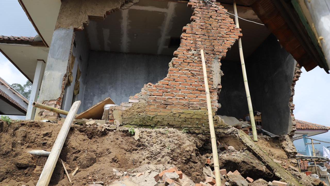 Tercatat dalam kurun waktu setahun terakhir tiga gempa besar merundung hingga membuat nestapa warga Garut selama 2024. (Liputan6.com/Jayadi Supriadin)
