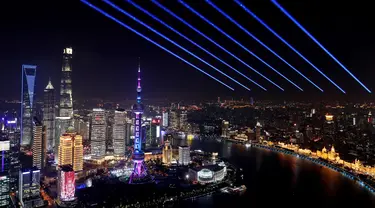 Cahaya terpancar dari Sinar Mas Plaza di Shanghai, China timur, pada 26 Oktober 2020. (Xinhua/Fang Zhe)